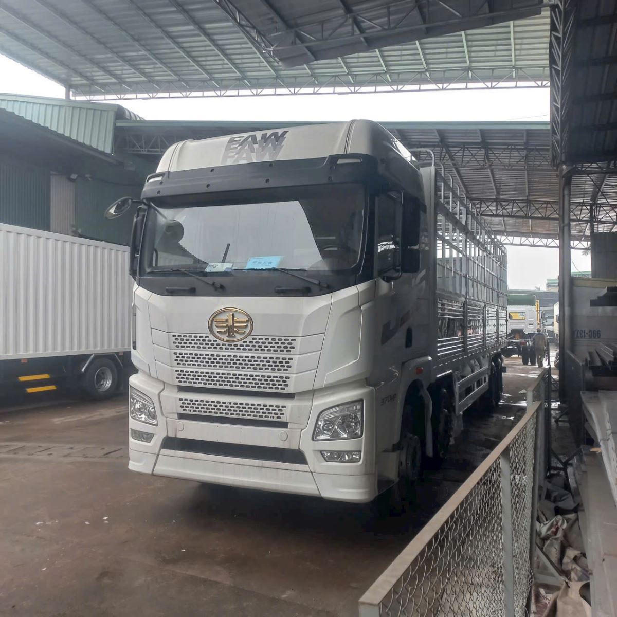 Xe Tải Thùng 4 Chân FAW JH6 370Hp – Mạnh Mẽ, Bền Bỉ, Hiệu Suất Hàng Đầu 2025